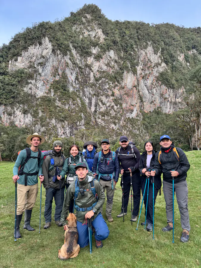 Grupo listo para iniciar la caminata junto a un acantilado