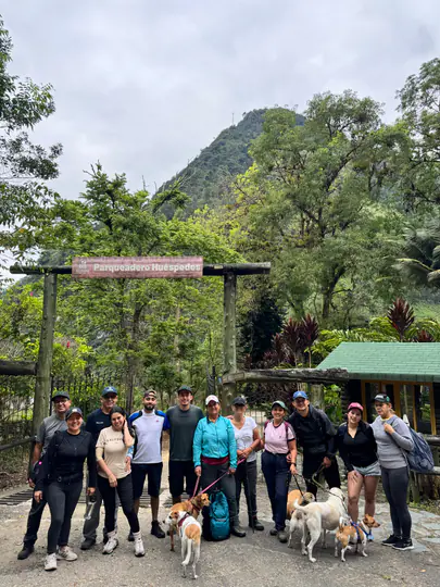 Grupo de caminantes compartiendo una experiencia Kora