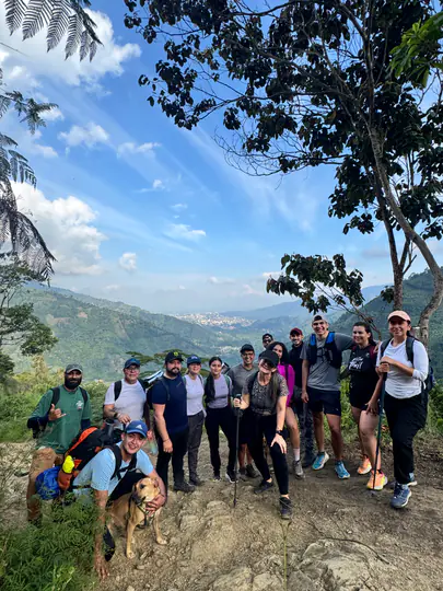 Grupo de caminantes compartiendo una experiencia Kora
