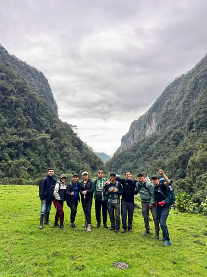 Grupo de caminantes compartiendo una experiencia Kora