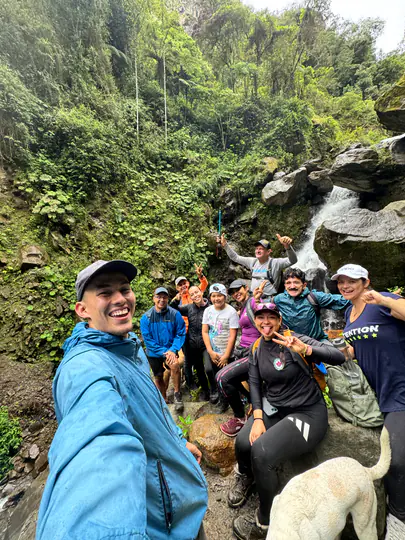 Grupo de caminantes compartiendo una experiencia Kora