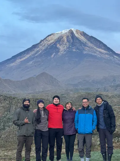 Grupo de caminantes compartiendo una experiencia Kora