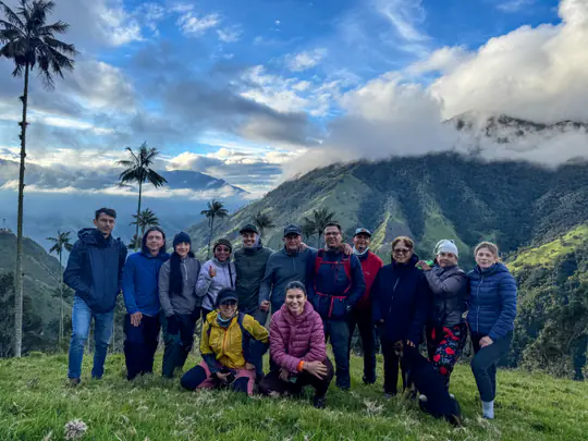 Grupo de caminantes compartiendo una experiencia Kora