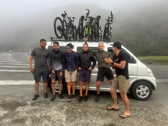 Grupo de caminantes compartiendo una experiencia Kora