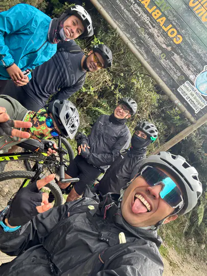 Grupo de caminantes compartiendo una experiencia Kora