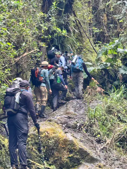 Grupo de caminantes compartiendo una experiencia Kora